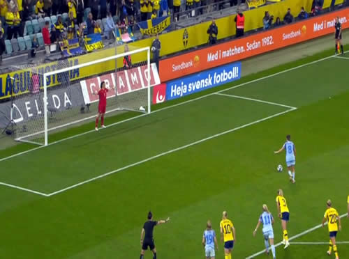 Lanzamiento de penalti en un partido entre España y Suecia en la liga de naciones